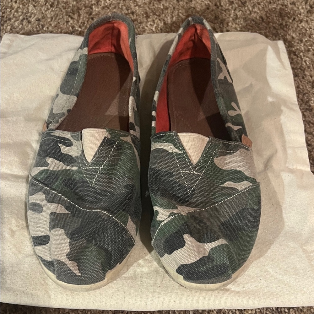 Toms Women's Camouflage Moccasins